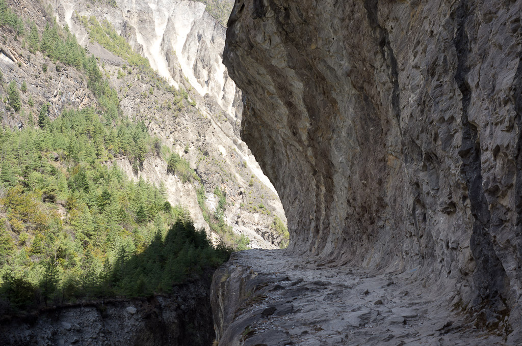 тропа вырублена в скалах