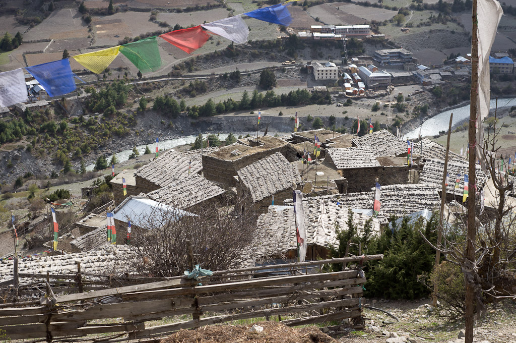 молитвенные флажки над деревней