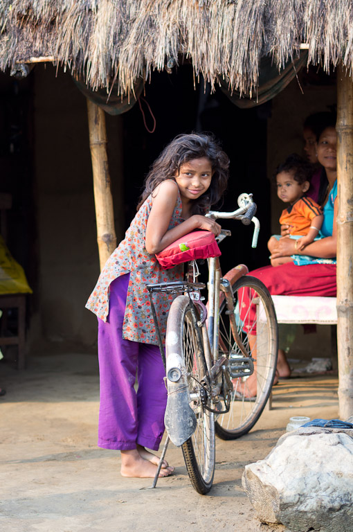 девочка с велосипедом