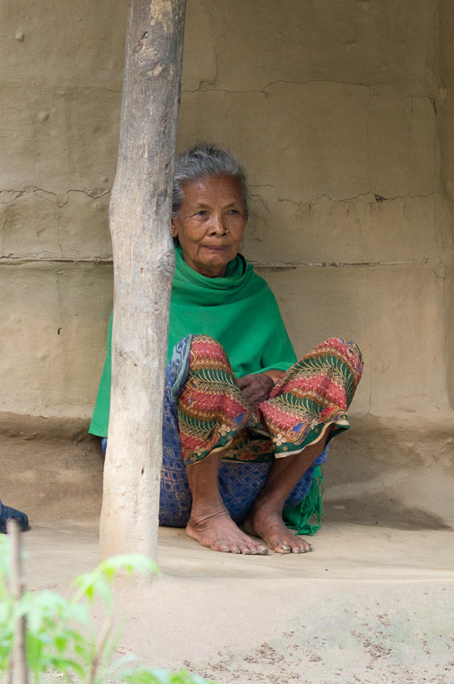 непалка сидит