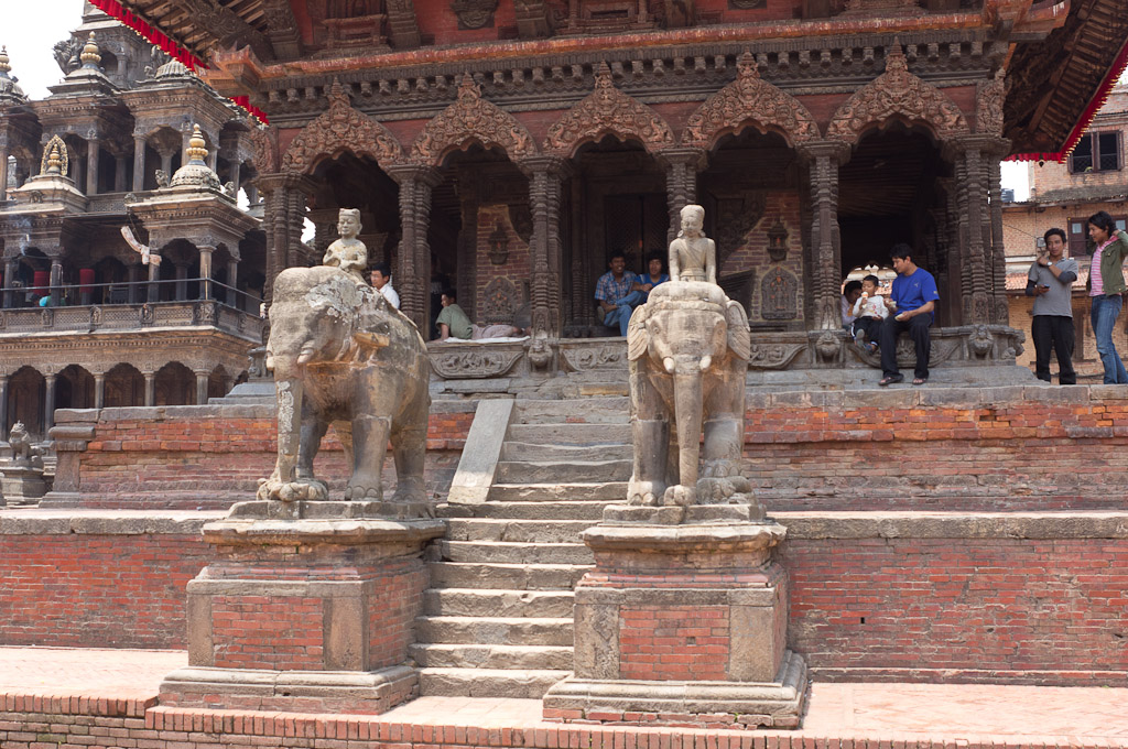 каменные слоны