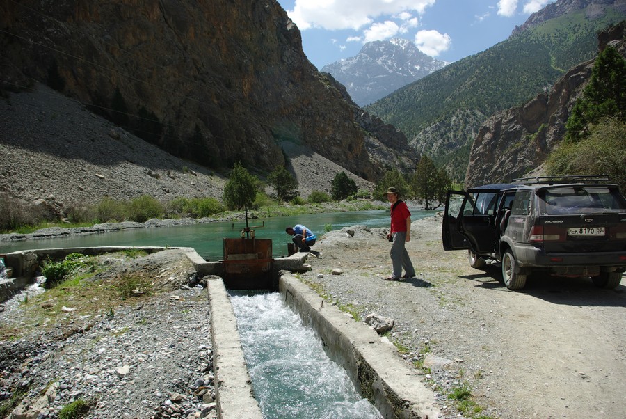 вода в бетонном арыке