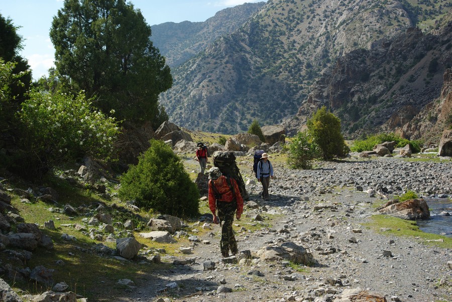 Под рюкзаками