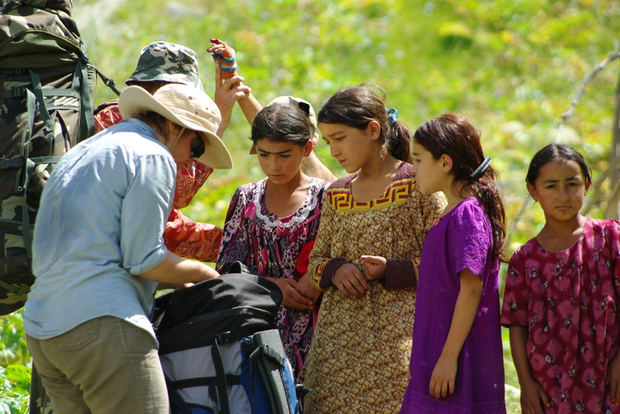 палец порезал