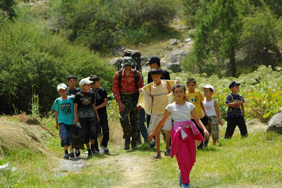 Дети вьются