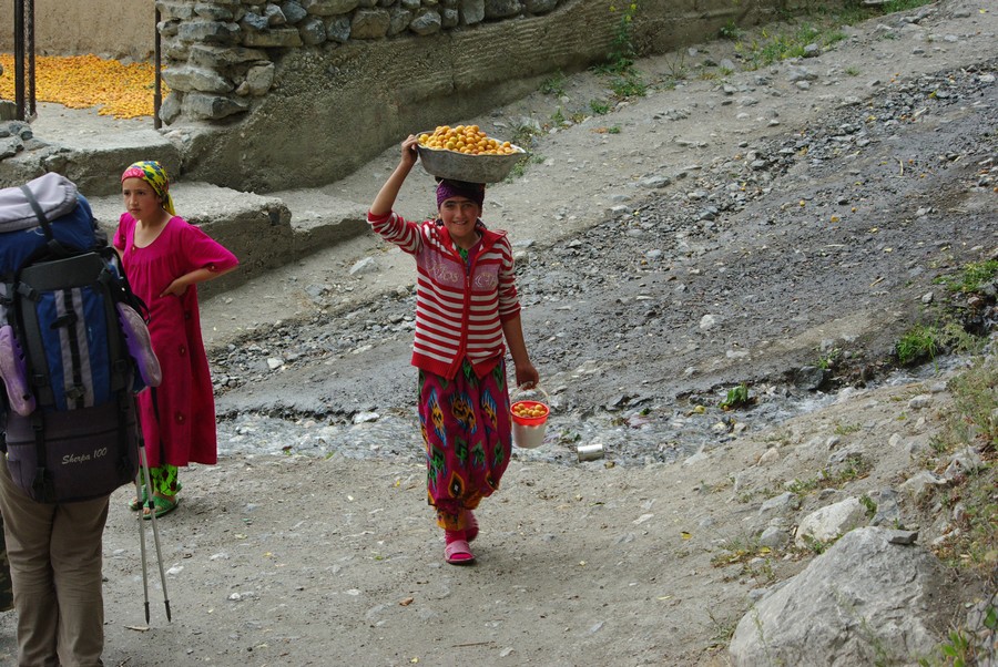 девушка несет курагу