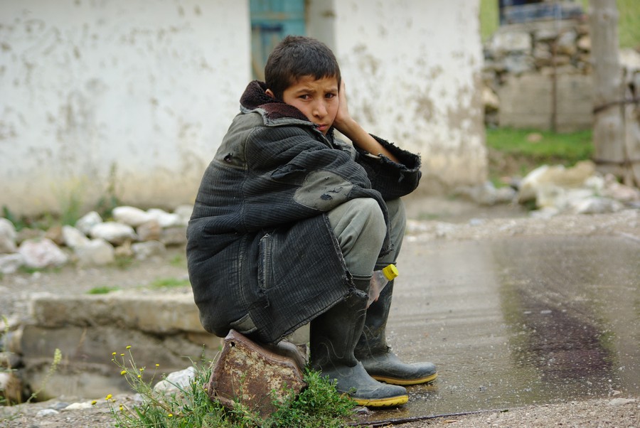 Грустный мальчик